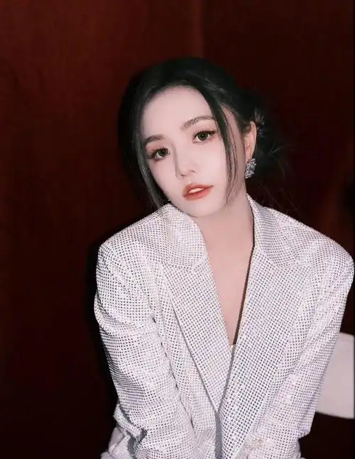 今日热点贾士凯陪杨洋去医院复诊陈哲远冷脸指代拍