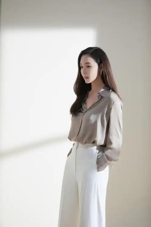 女神终于回归崔智友产后拍大片穿衣知性身材恢复好美到了