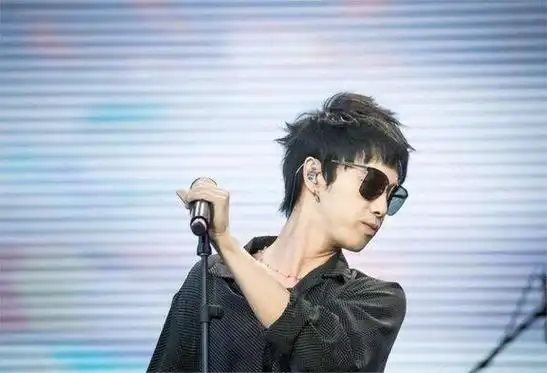 华晨宇演唱会观众肾结石竟被震碎,引发热潮,音乐唱出新高度?