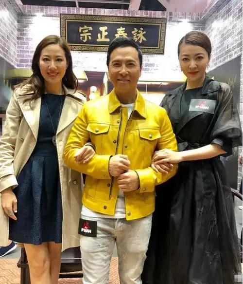 甄子丹夫妇罕见合体超模妻子裸色衣似穿非穿引爆眼球