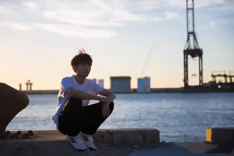 王俊凯海边夕阳下自拍,五官帅气眼神深情,看上去太完美了