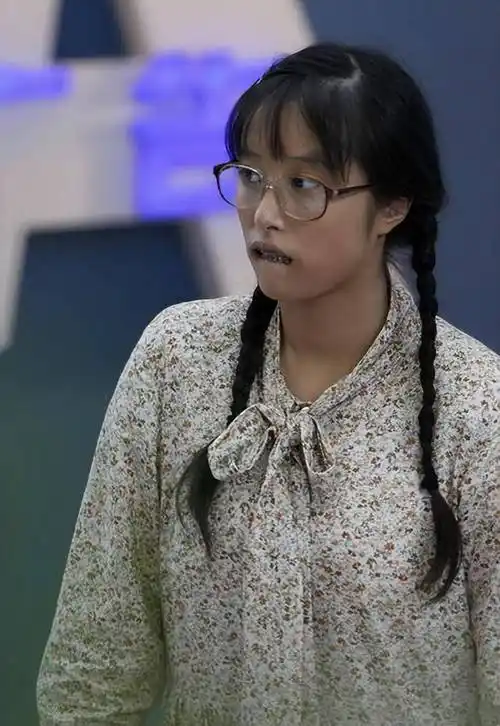 她在《丑女无敌》饰演双麻花辫,黑框眼镜,戴着牙套的丑女林无敌.