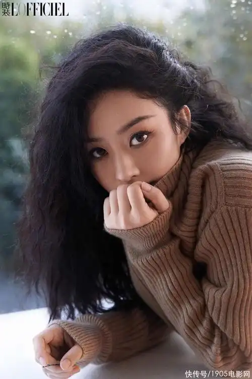 赵丽颖顶法式复古卷发登封 着针织裙展慵懒姿态