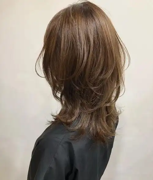 今年非常流行高层次的碎剪中长发超级好看又时髦