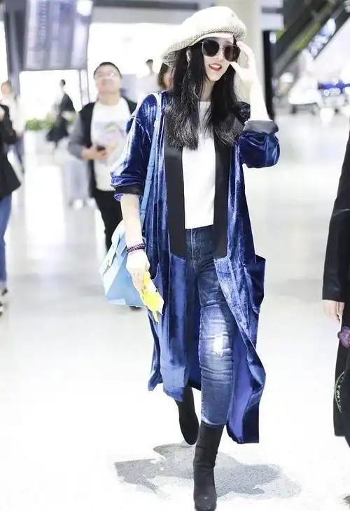 范冰冰又现艺术式造型白色连衣裙配橘色手套橘色妆容好美