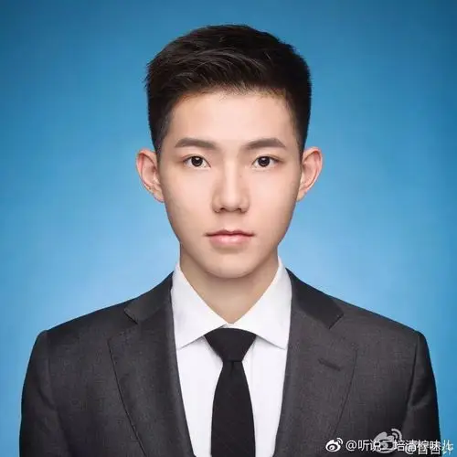 连证件照,都帅出了新高度——有时又有点酷酷的——有时像个邻家男孩