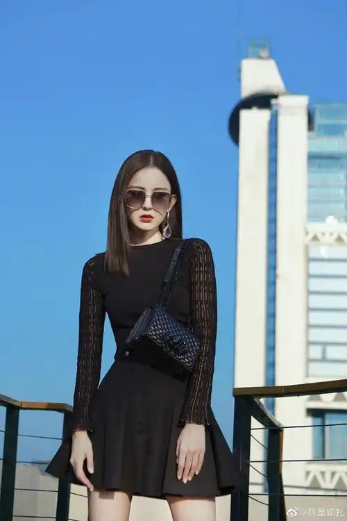 古力娜扎黑衣黑裙加长靴街拍写真图片