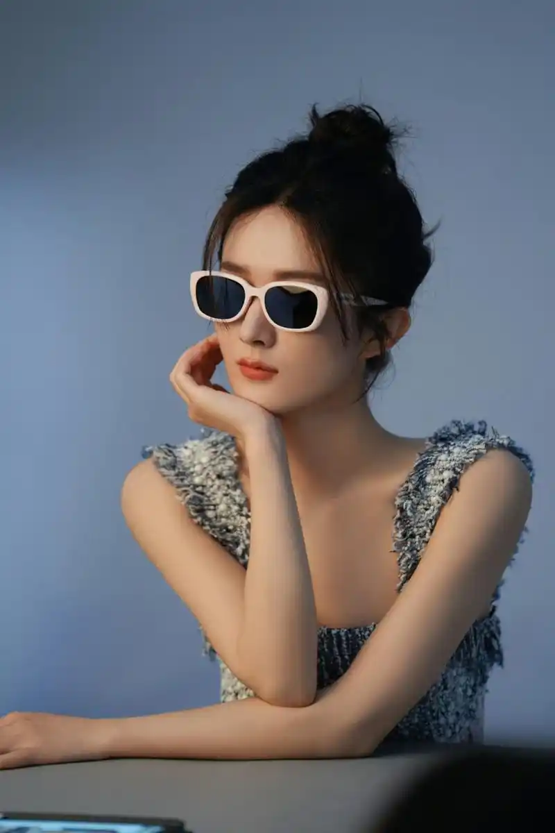 1,赵丽颖现在有时间就会去健身房锻炼,她专门请了健身教练帮她塑身.