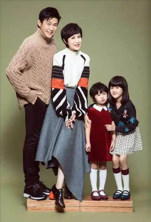 陆毅鲍蕾一家四口最新写真照,网友:全家共用一张脸!_妈妈_什么_意思