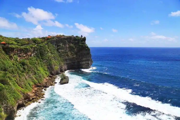 印度尼西亚巴厘岛乌鲁瓦图情人崖绝美风光吸引世界各地游客