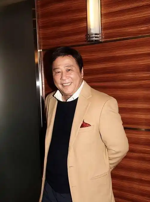 tvb最年长视帝夏雨澳门被偶遇78岁状态回春坐路边被指太低调