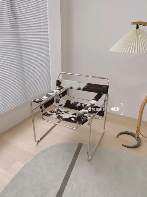 911925年这把椅子诞生了,采用了弯曲钢管的设计,被称为具有跨时代