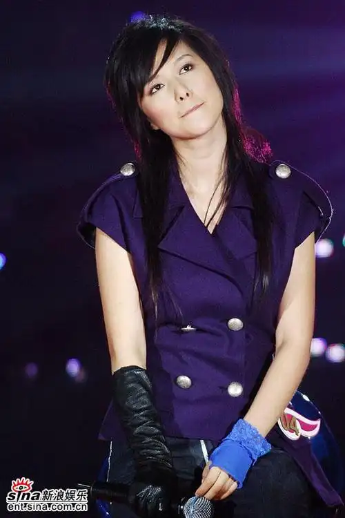 图文:超级女声总决赛8进6-谭维维紫色外衣(2)