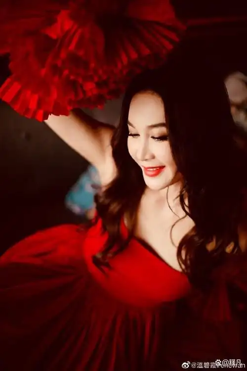 温碧霞穿红色连体裙秀白嫩香肩!56岁她雪肤玉貌性感撩人