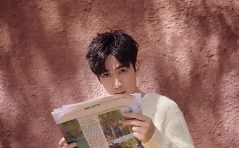 帅气型男朱一龙时尚休闲迷人写真,图库-回车桌面