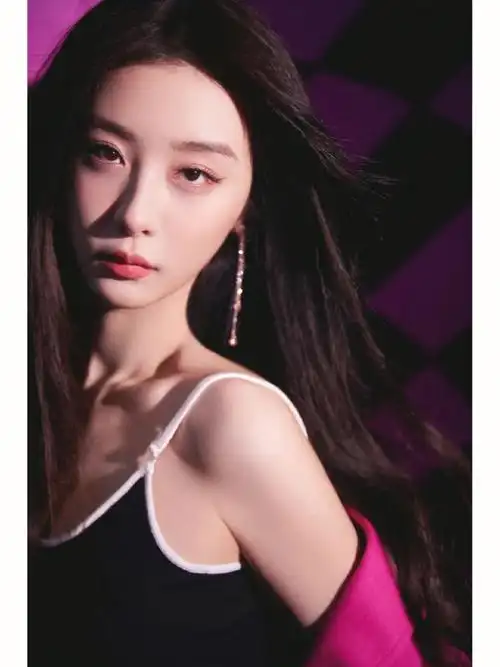 赵小棠酷辣粉色西装照广告大片即视感