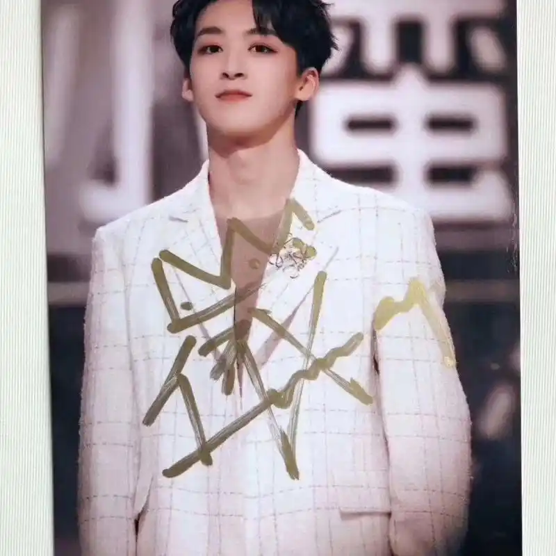 何洛洛签名照.第一张很可爱.