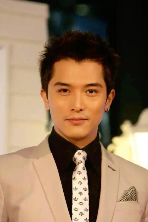 去雕饰"的感觉也是他转型的表现邱泽的眼睛也值得品一品从双眼皮来看