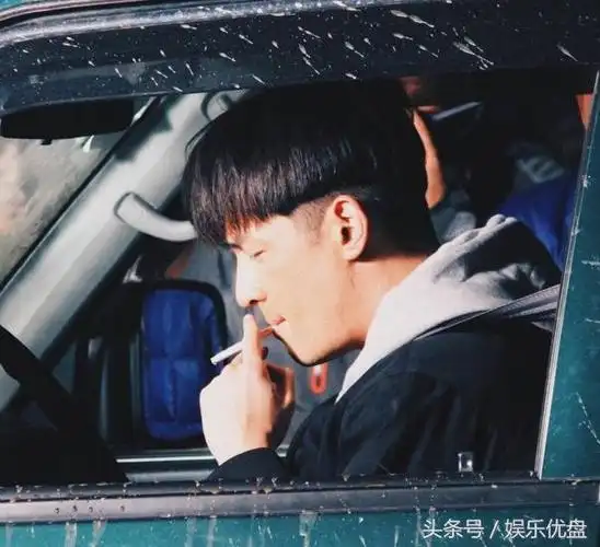 胡歌的烟瘾到底有多大用水桶当烟灰缸最爱抽黄鹤楼1916