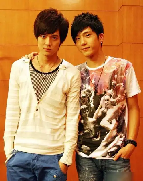 井柏然工作室声明解释与付辛博视频中亲吻或避免影响杨紫新剧