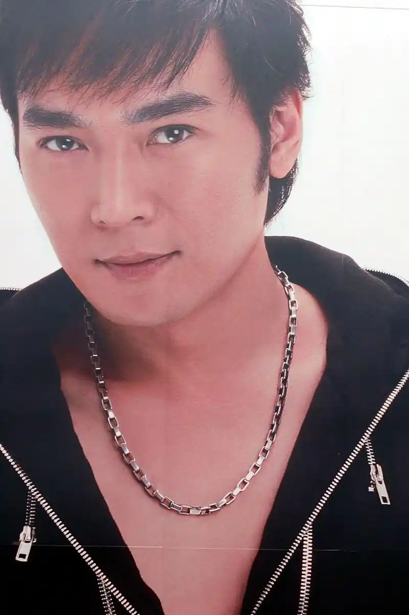 1998年,焦恩俊怕赔偿1000万的违约金,只好硬着头皮跟看似60岁的西门