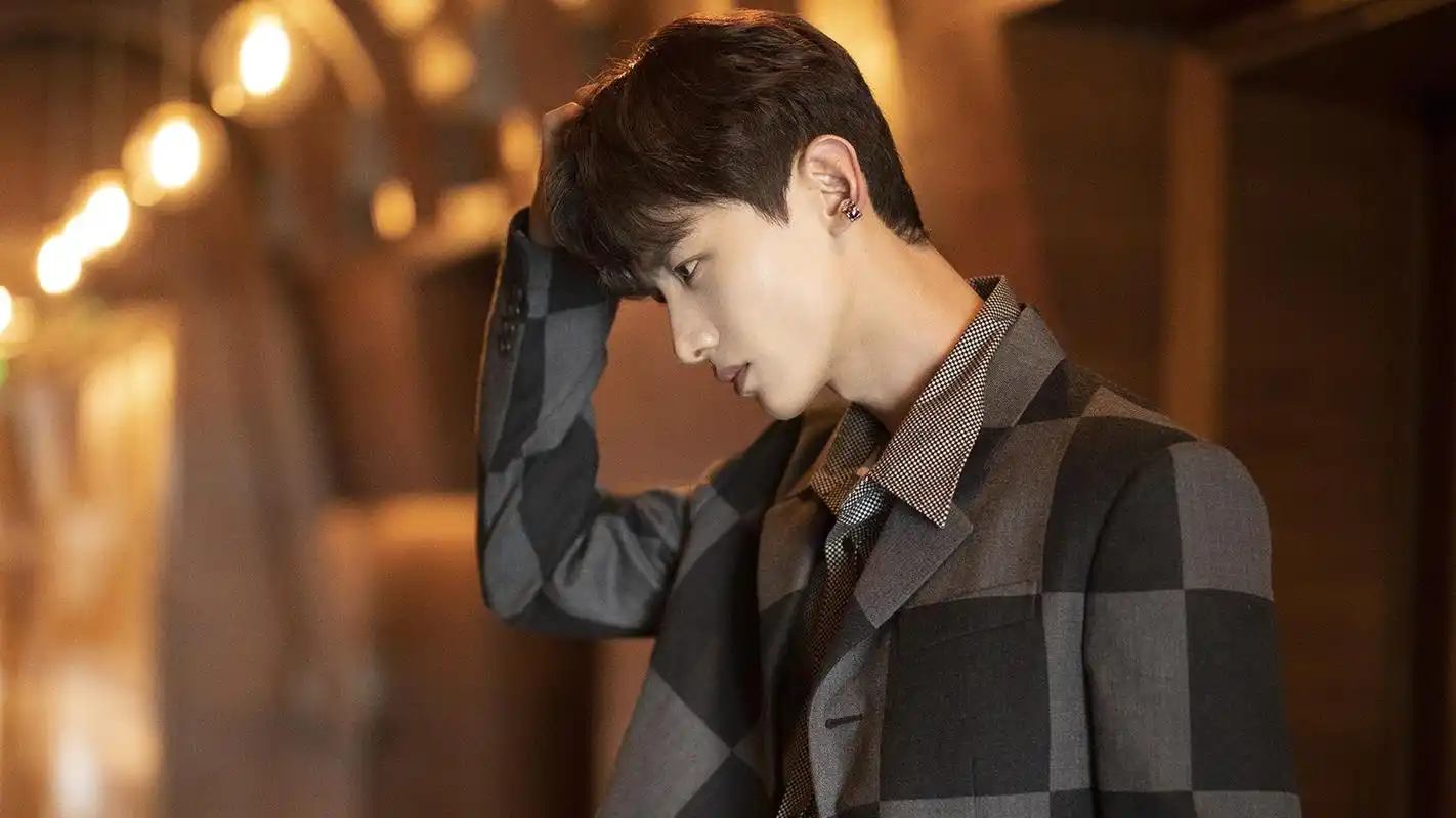 回车桌面>电脑壁纸>明星>大陆明星>白敬亭格纹西装时尚帅气写真>相关