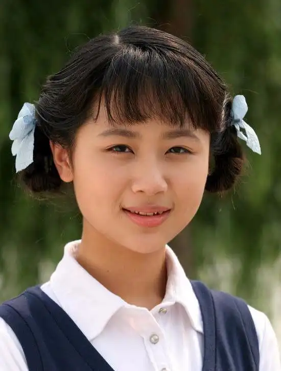 典型的90后,我们知道她最早应该是在《家有儿女》里面,这个时候的杨紫
