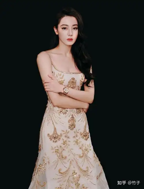 迪丽热巴最新美照香槟色刺绣礼服裙星眸璀璨优雅至极热巴好美