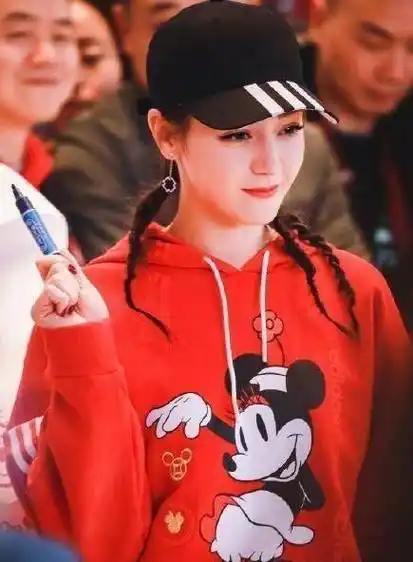 原创迪丽热巴穿的真喜庆大红卫衣配百褶裙秀s身材扎仨小辫很减龄