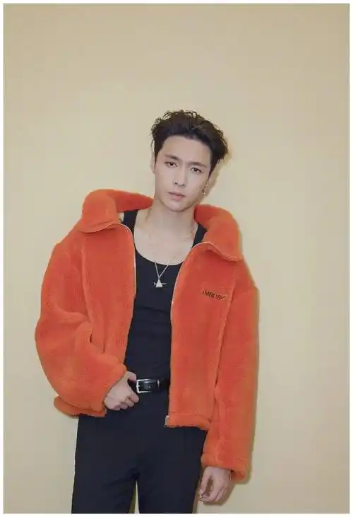 原创张艺兴太宠粉丝了吧平常好酷一男的居然为粉丝穿起可爱圣诞装