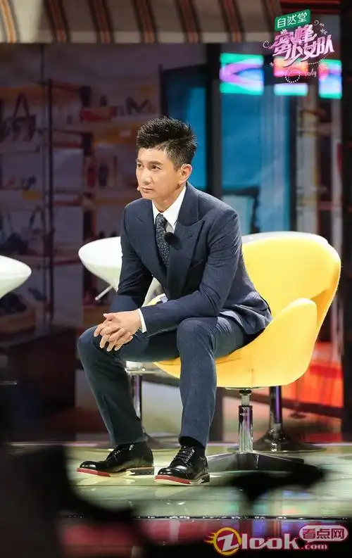 吴奇隆认真观看"闪耀七隆珠"的第二次大考表演