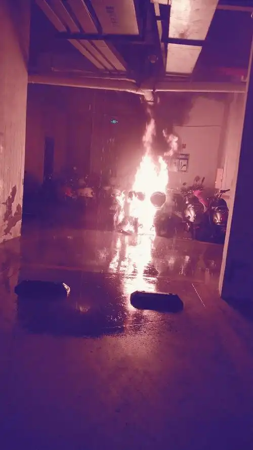 华凯豪庭地下停车场电动车充电失火