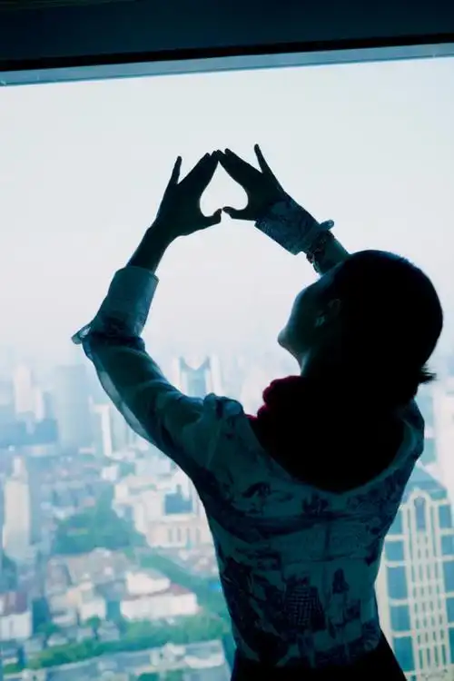 花式比心的时候江一燕纤瘦的"背影杀"吸睛十足,纤纤细腰着实令人羡慕.