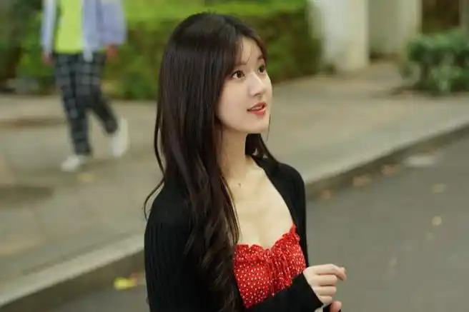 赵露思在偷偷藏不住中饰演的桑稚大学穿搭也太有感觉了