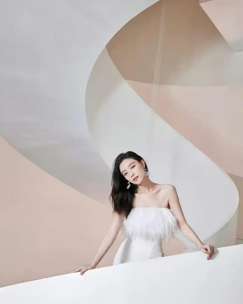 倪妮白裙时尚大片,气质十足.