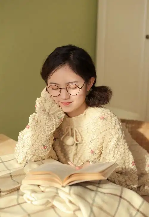 戴眼镜的美女学生妹性感撩人写真