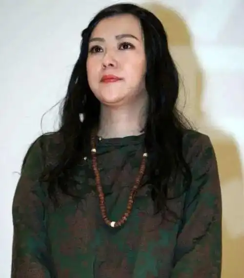 同居3年男友不愿娶她44岁却凭一身小黑裙看呆导演