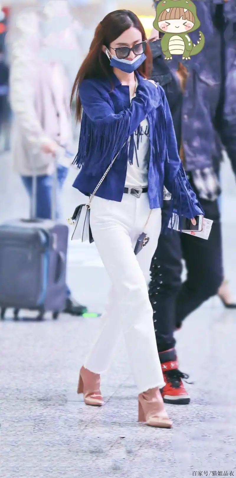 赵丽颖穿小白裤走机场,裤腿一圈毛边真精致,都当妈了还有少女心