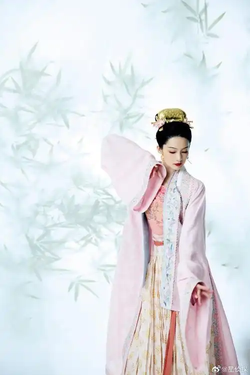 李沁央视春晚宋韵造型##李沁春晚宋韵古装大片