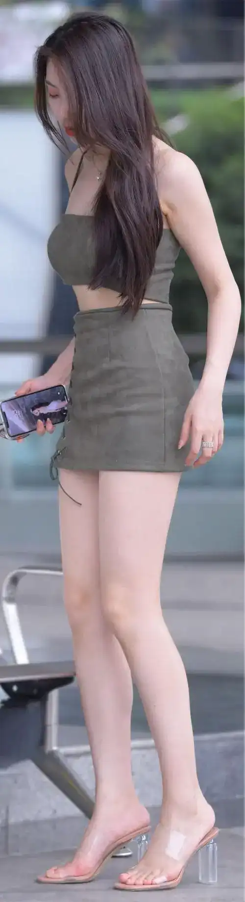 靓丽街拍街拍白腿短裙美女甜美高冷系