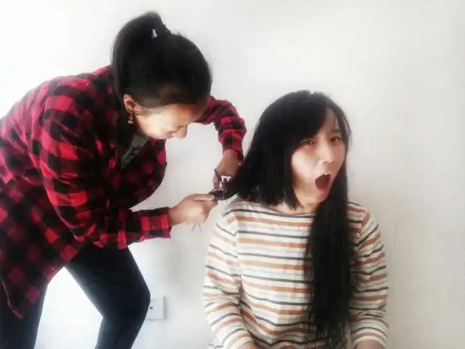 为了拍照纪念剪短发,在家里先把及腰的头发给剪短了