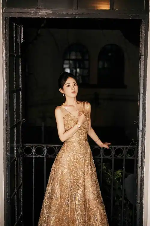 赵丽颖金色亮闪连衣裙时尚写真