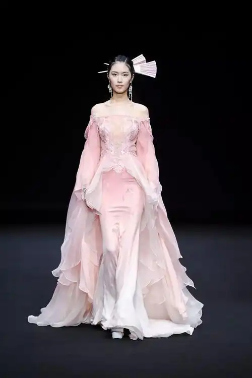 盖娅传说·熊英2020春夏中国国际时装周__凤凰网