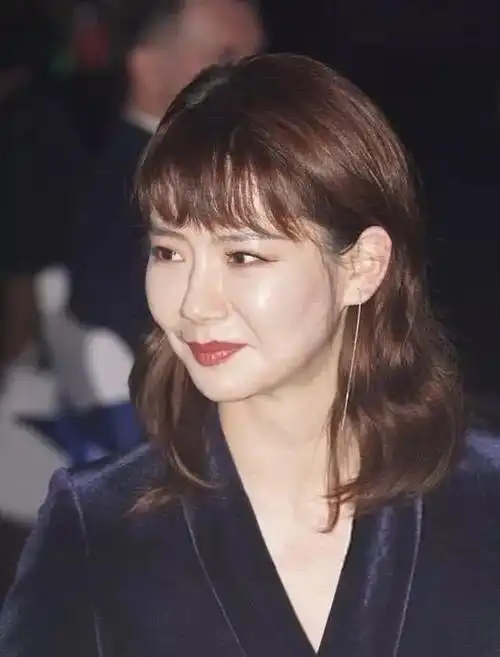 但是现在整个人给大家的感觉不是很好,还是觉得以前的那个戚薇好看