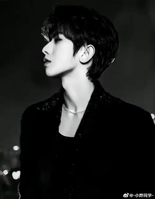 蔡徐坤超话黑白照这一块/