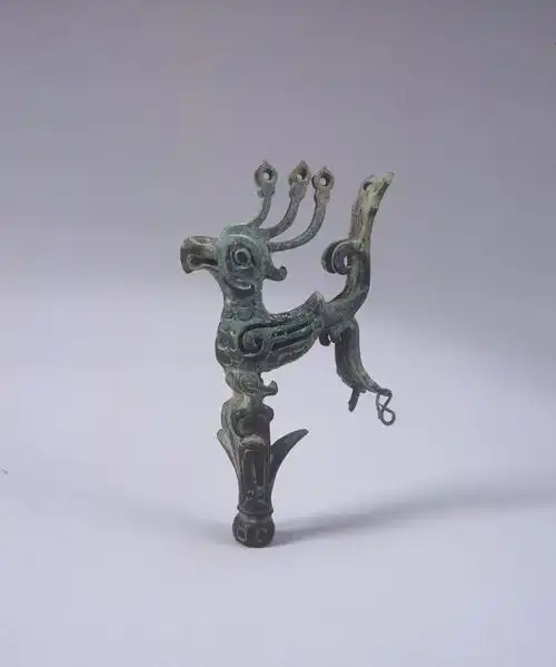 首页 博物馆 四川省 三星堆博物馆 铜器 >>铜神树花蕾及铜鸟