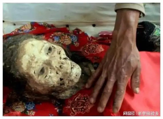 世界上的活死人村去世后14年依然按时吃饭洗澡就住在家里