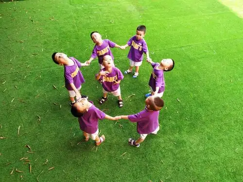 集体照规规矩矩站着又不符合幼儿园小朋友好动的特点,摆个造型,留下