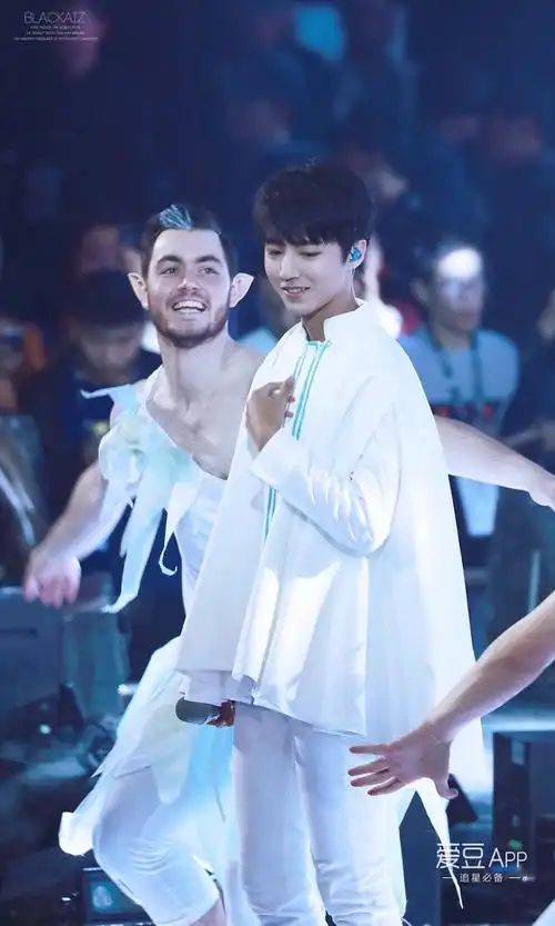 [tfboys][后记]161112 《小精灵》男伴舞表情亮了 竟敢觊觎凯皇美色