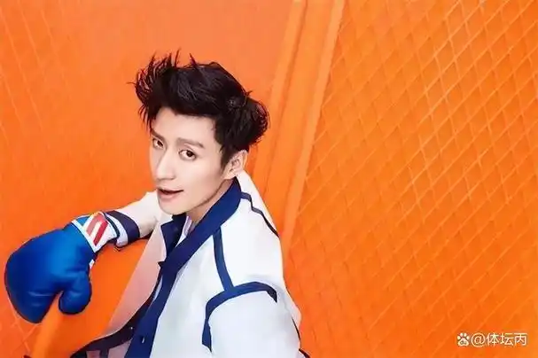 乔任梁墓,墓地鲜花环绕,一把他最喜欢弹奏的吉他常年陪伴着他